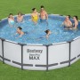 Bestway Stahlrahmen-Pool Set Steel Pro Max, Ø 488 cm, mit Badegästen im Garten.