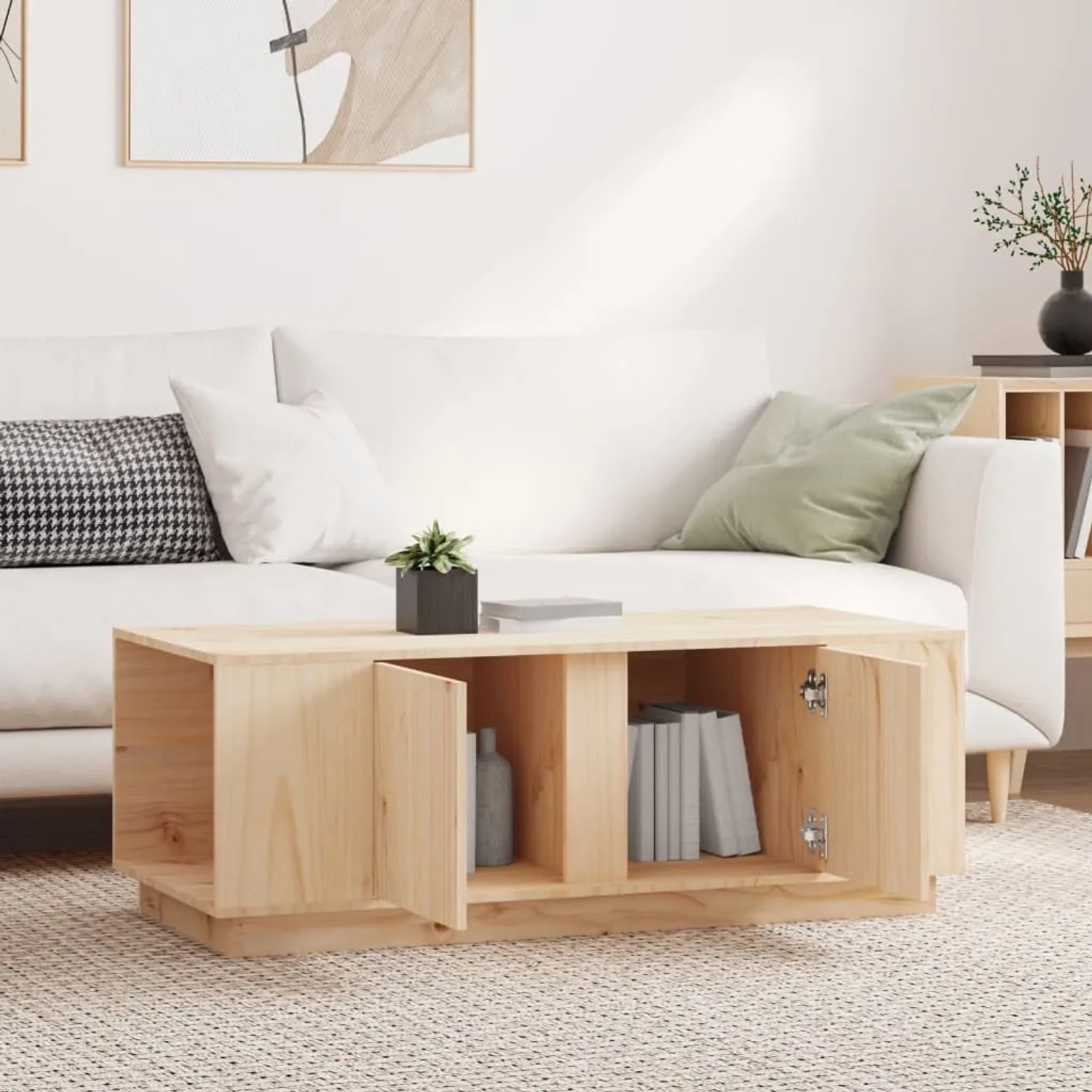 Heller Kiefer Couchtisch mit Fächern und Türen im Wohnzimmer.
