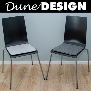 Zwei Stühle mit hellgrauen DuneDesign Filz Sitzkissen, 35x35 cm.