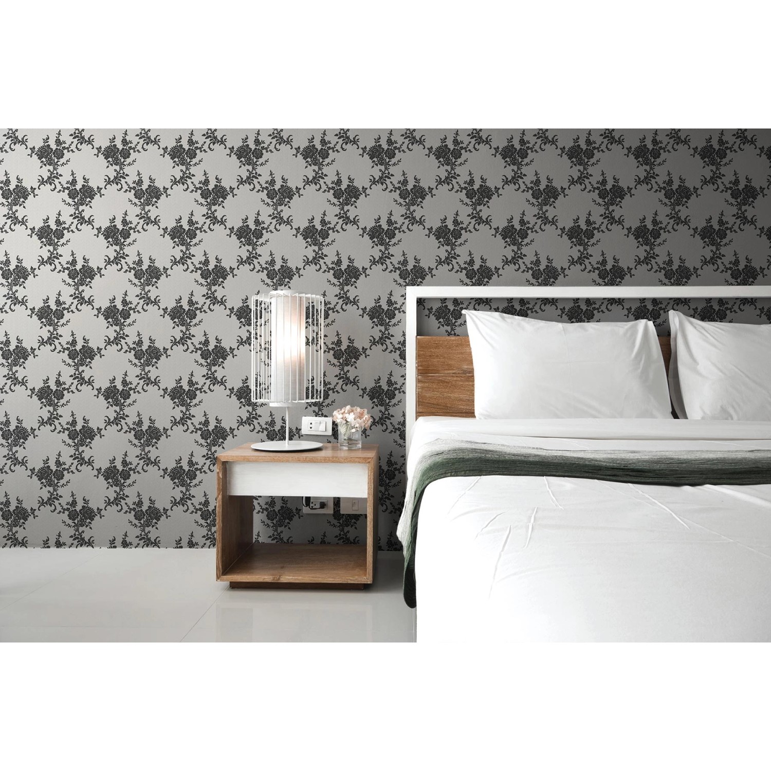 Schlafzimmer mit Tadessi Barock Tapete Giulia in Weiß und Creme mit floralen Ornamenten.