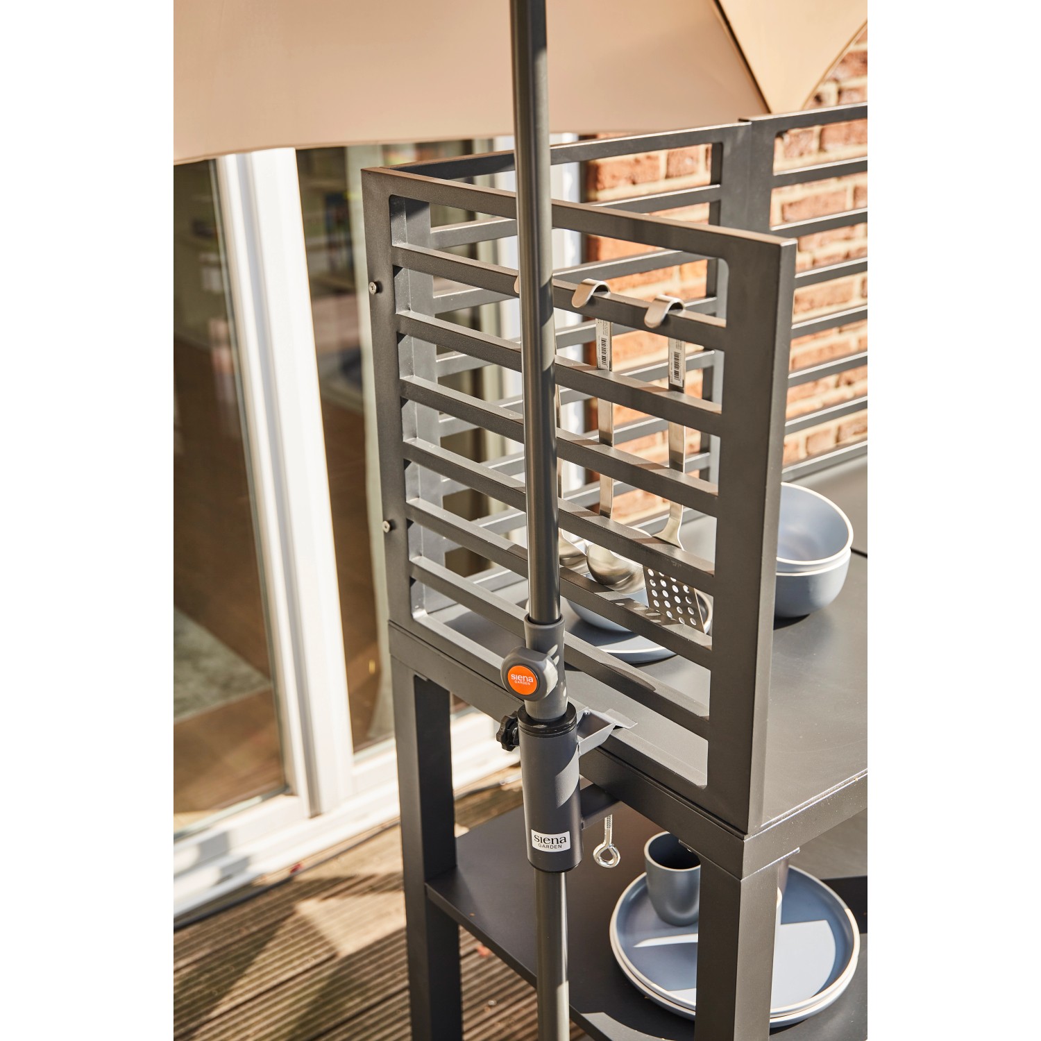 Siena Garden Balkonschirmklammer Avio, anthrazit, zur Befestigung eines Sonnenschirms am Balkongeländer.