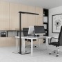 Moderne, dimmbare Arcchio LED Bürostehleuchte Susi in Schwarz, 2-flammig, mit Bewegungsmelder im Büro.