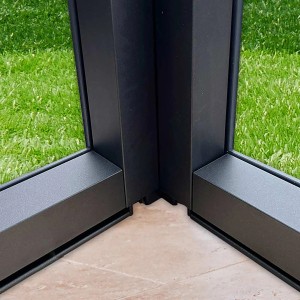 Detailaufnahme der schwarzen SunElements Innenverkleidung 2.2 für SunGarden Gewächshäuser.