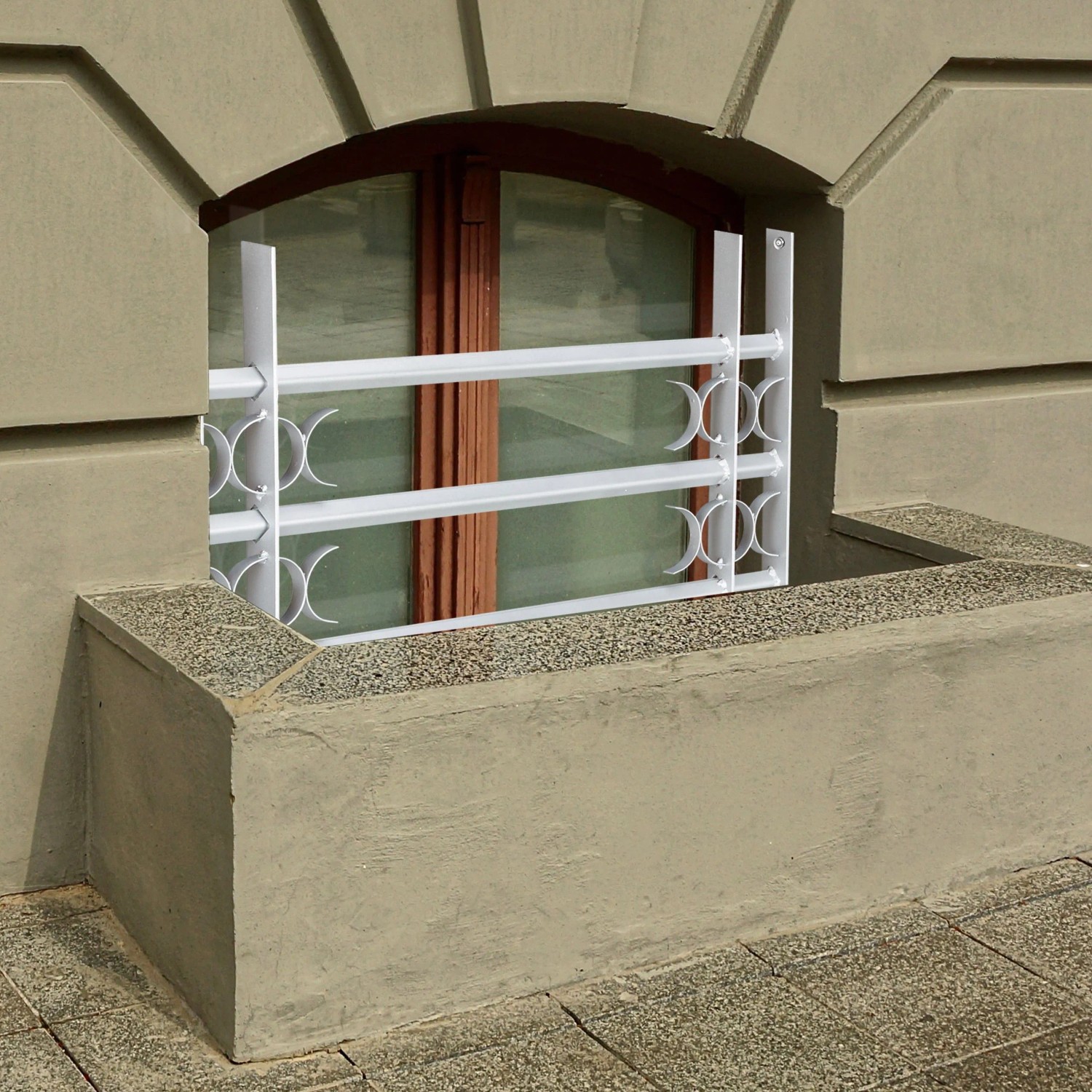 Graues, ausziehbares Relaxdays Fenstergitter aus Stahl zum Einbruchschutz am Kellerfenster.