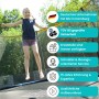 Mädchen springt auf Zero Gravity Gartentrampolin 244cm mit Sicherheitsnetz und Leiter.