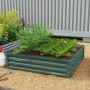 Outsunny Garten-Bett aus verzinktem Stahl, 120x120x30cm, bepflanzt mit Gemüse und Blumen.