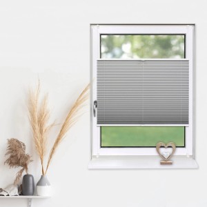 Graues Deco-Raum Plissee Basic 55x150 cm am Fenster, blickdicht und ohne Bohren montiert.
