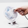 Weißer Livington GoFan Mini-Ventilator mit Clip und USB-Kabel wird angeschlossen.