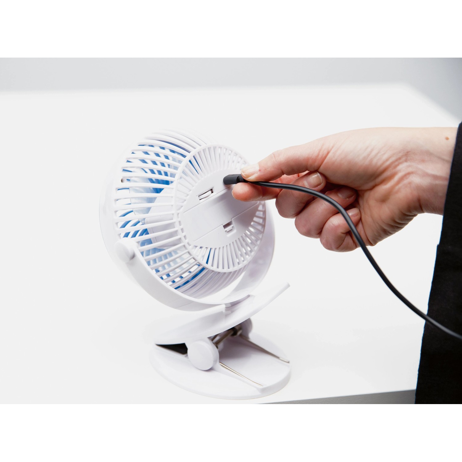 Weißer Livington GoFan Mini-Ventilator mit Clip und USB-Kabel wird angeschlossen.