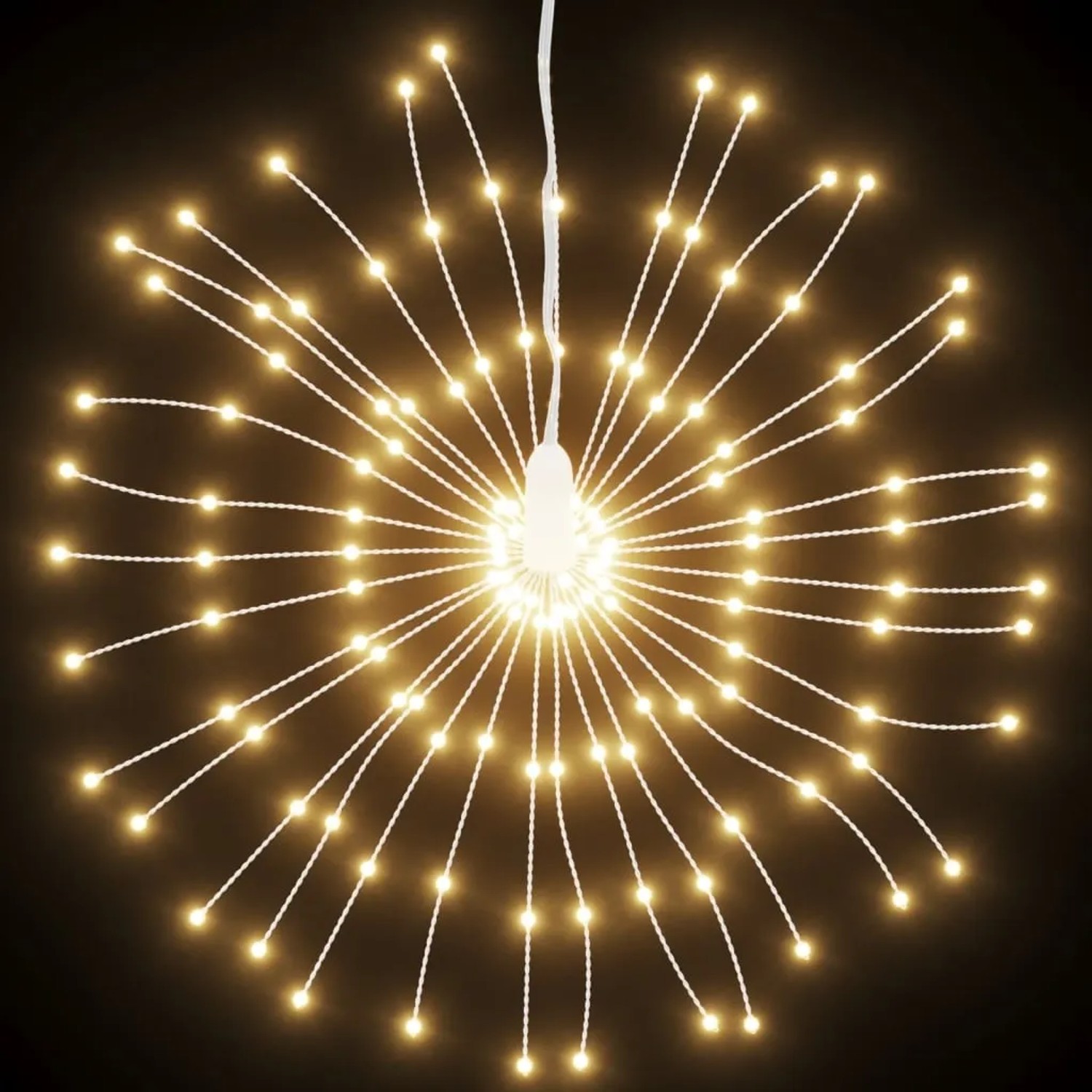Warmweiße LED-Feuerwerk-Weihnachtsbeleuchtung mit vielen leuchtenden Kupfersträngen auf dunklem Hintergrund. Außen-Lichterkette.