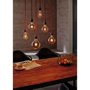 Paulmann Neordic Eldar Pendelleuchten mit roten Kabeln und brünierten Fassungen über einem Esstisch.