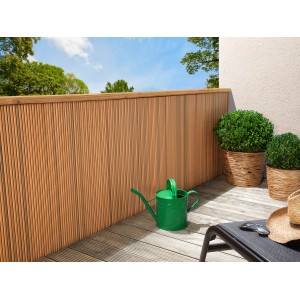 Floraworld Kunststoffmatte in Teak-Optik als Sichtschutz auf Balkon oder Terrasse.