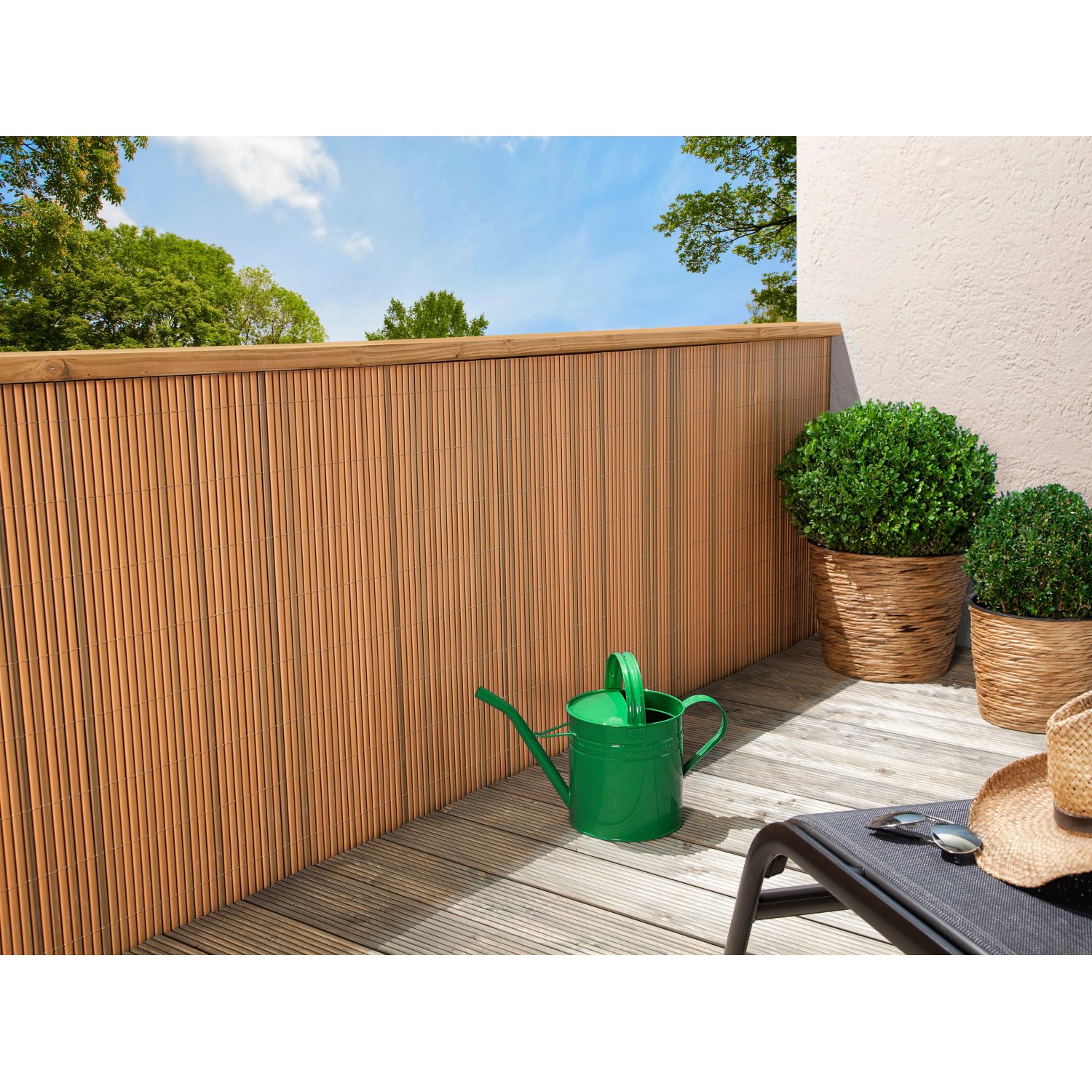 Floraworld Kunststoffmatte in Teak-Optik als Sichtschutz auf Balkon oder Terrasse.
