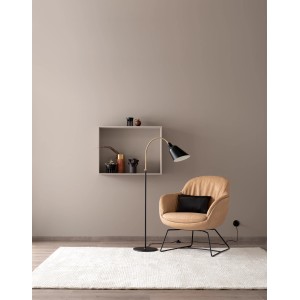 Wohnraum in edlem Kaschmirbraun mit Sessel, Lampe und Teppich. Schöner Wohnen Designfarben.