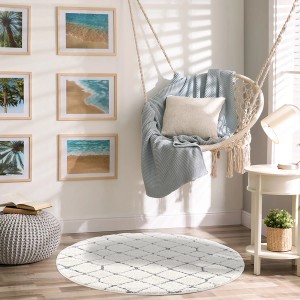 Runder, pastell-cremefarbener Hochflor Teppich Nara mit Rautenmuster, 160x160 cm.