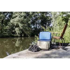 Petromax Netzeinsatz für 22L Kühltasche, schwarz, in Nutzung mit Kühlbox und Angel.