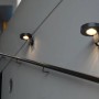 Lutec Solar-Außenwandleuchte Diso in Anthrazit mit Bewegungsmelder an einer Wand.