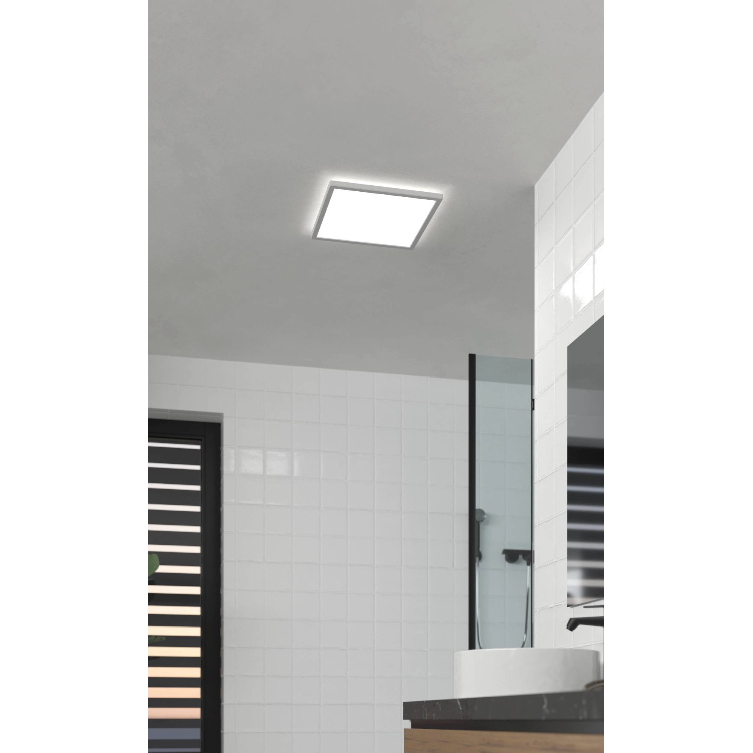 Weiße, quadratische LED-Deckenleuchte Rovito (39cm) von Eglo im Badezimmer.