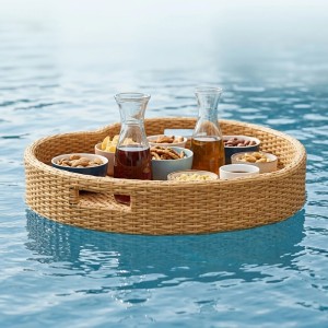 Herzförmiges Schwimmtablett in Rattan-Optik, naturfarben, mit Snacks & Getränken im Pool. Perfektes Poolzubehör.