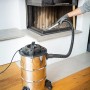 Aschesauger AS-20/1200 im Einsatz zum Reinigen eines Kamins. Nass- & Trockensauger mit Edelstahlbehälter.