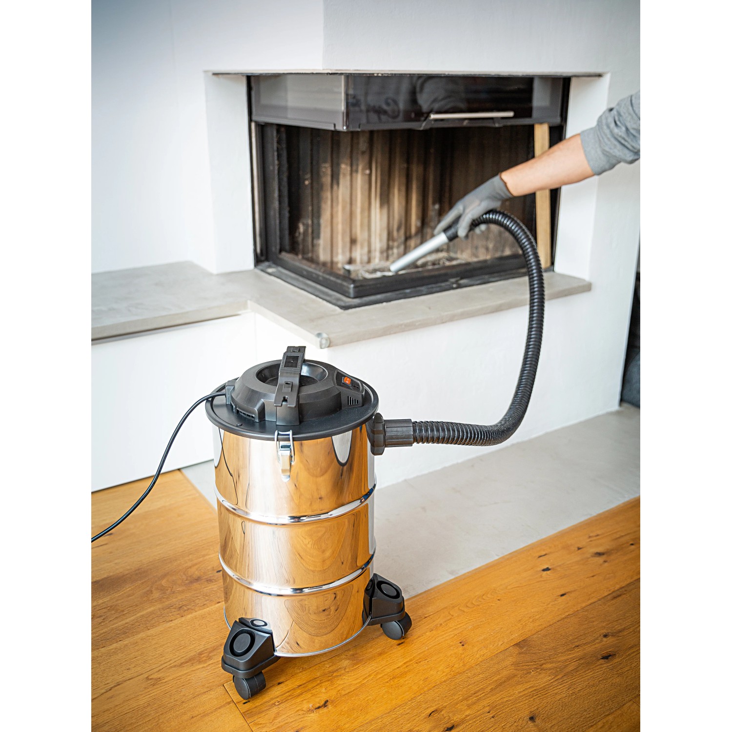 Aschesauger AS-20/1200 im Einsatz zum Reinigen eines Kamins. Nass- & Trockensauger mit Edelstahlbehälter.