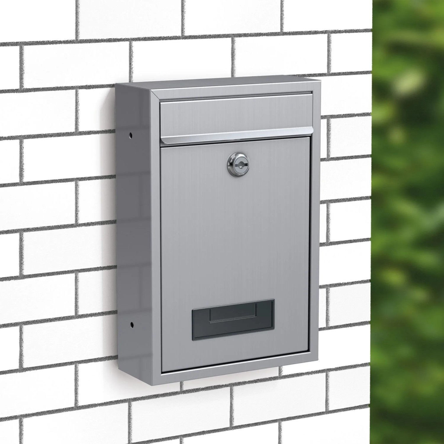 Basi Briefkasten BK 100 aus Edelstahl mit Schloss und Sichtfenster an weißer Wand.