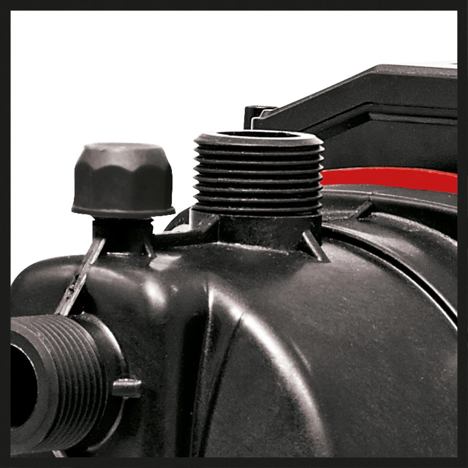 Detailaufnahme: Einhell GC-WW 6538 Hauswasserwerk-Set, schwarzes Gehäuse mit Gewindeanschlüssen.