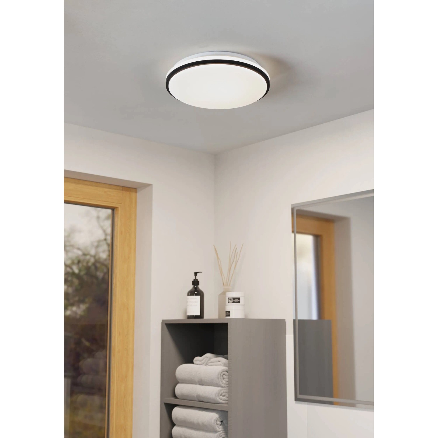 Moderne, schwarze LED-Deckenleuchte Expert Margidore von Eglo, geeignet für Feuchträume.