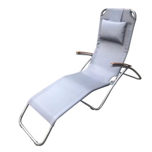 Leco Edelstahl-Kippliege Elegance mit Eukalyptusholz-Armlehnen und grauem Textilbezug.