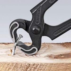 Knipex Kneifzange (210mm) beim Ziehen eines Nagels aus Holz.