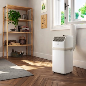 DeLonghi Pinguino Compact Klimagerät PAC ES72 in Weiß mit Abluftschlauch am Fenster.