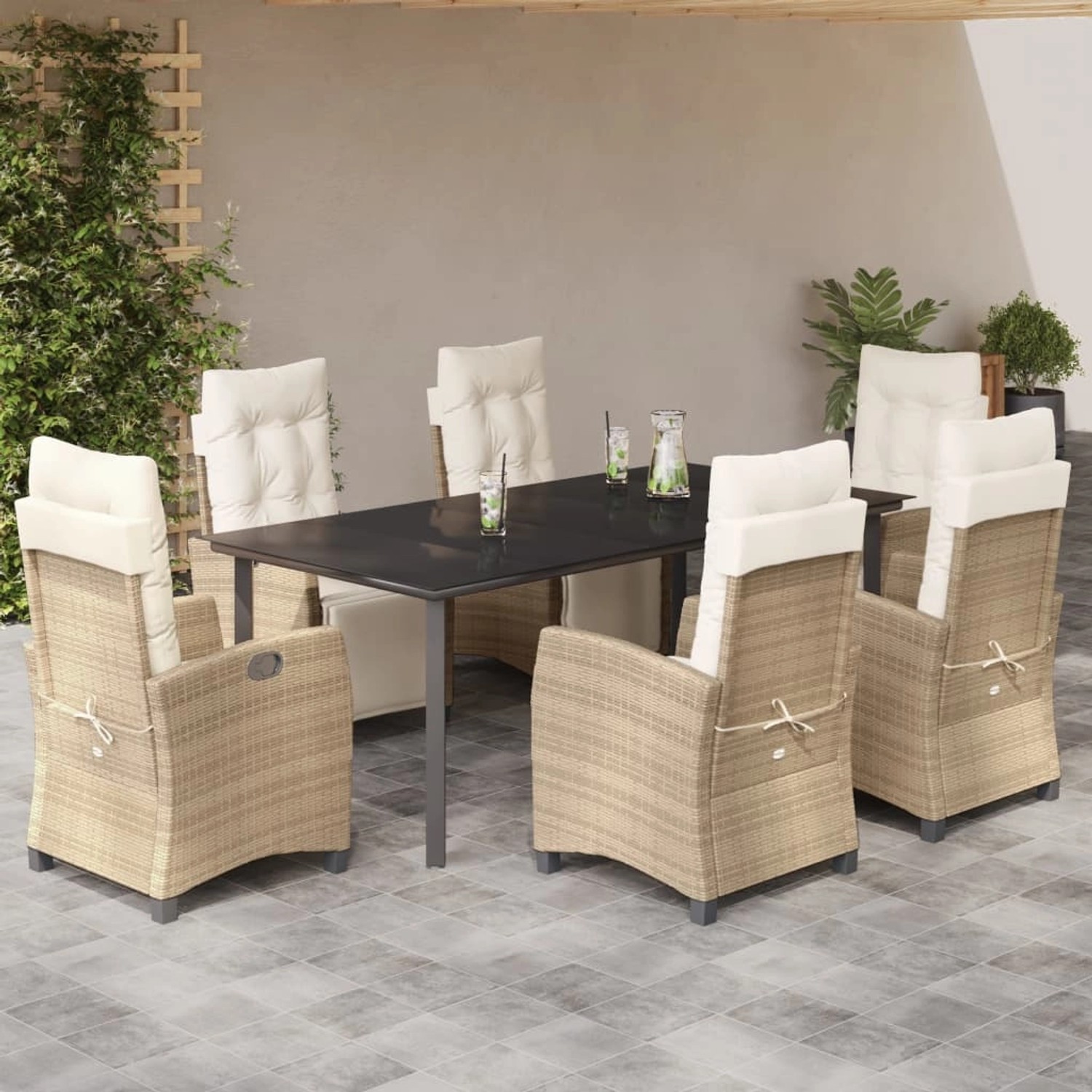 7-tlg. Garten-Essgruppe mit beigen Polyrattan-Stühlen und schwarzem Tisch mit Glasplatte.