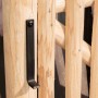 Detailaufnahme Staketenzaun-Tor Edelkastanie mit schwarzem Beschlag. Zubehör für Zaunbau.