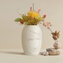 Weiße Relaxdays Blumenvase mit Gesicht aus Keramik, 14,5 cm hoch, mit Blumen dekoriert.