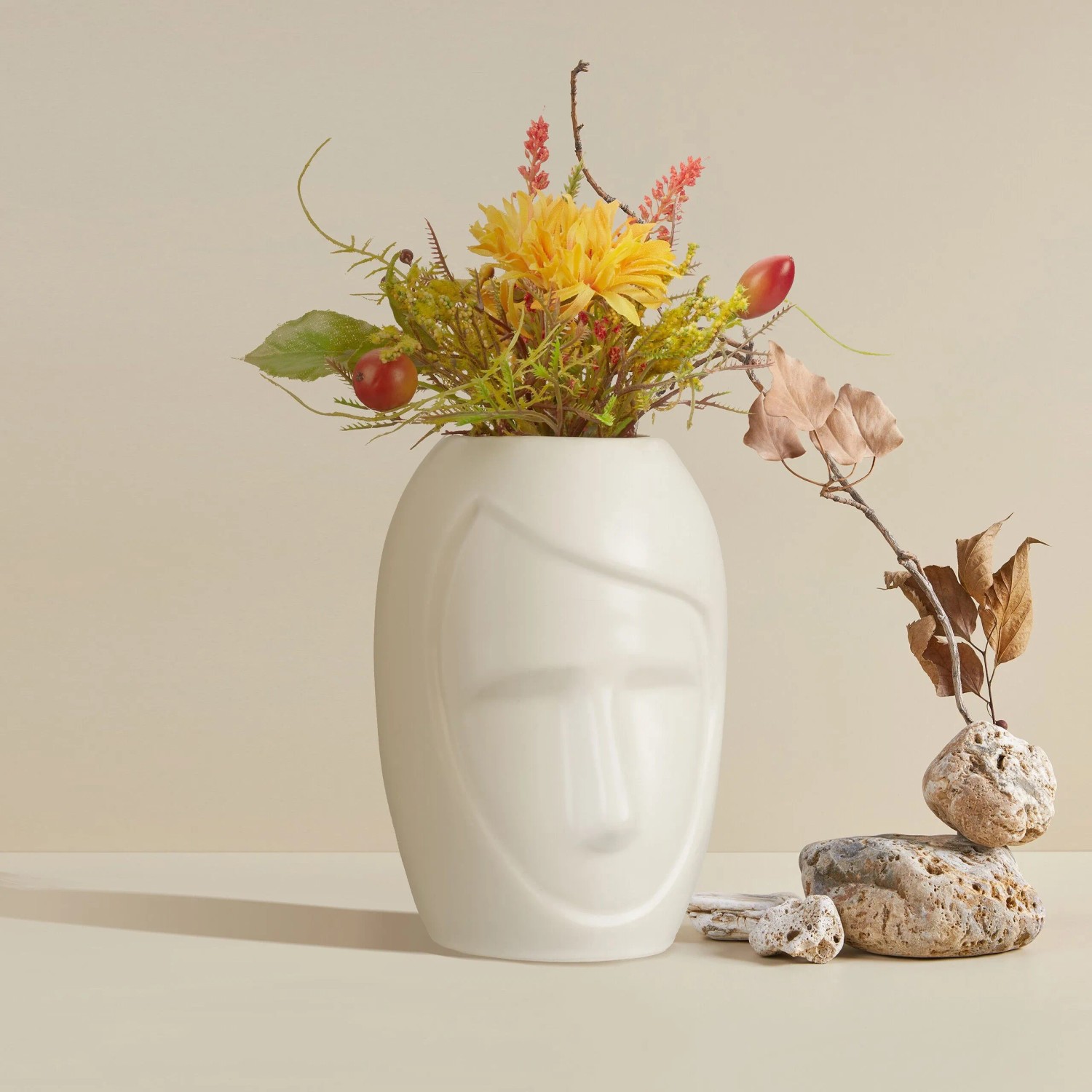 Weiße Relaxdays Blumenvase mit Gesicht aus Keramik, 14,5 cm hoch, mit Blumen dekoriert.