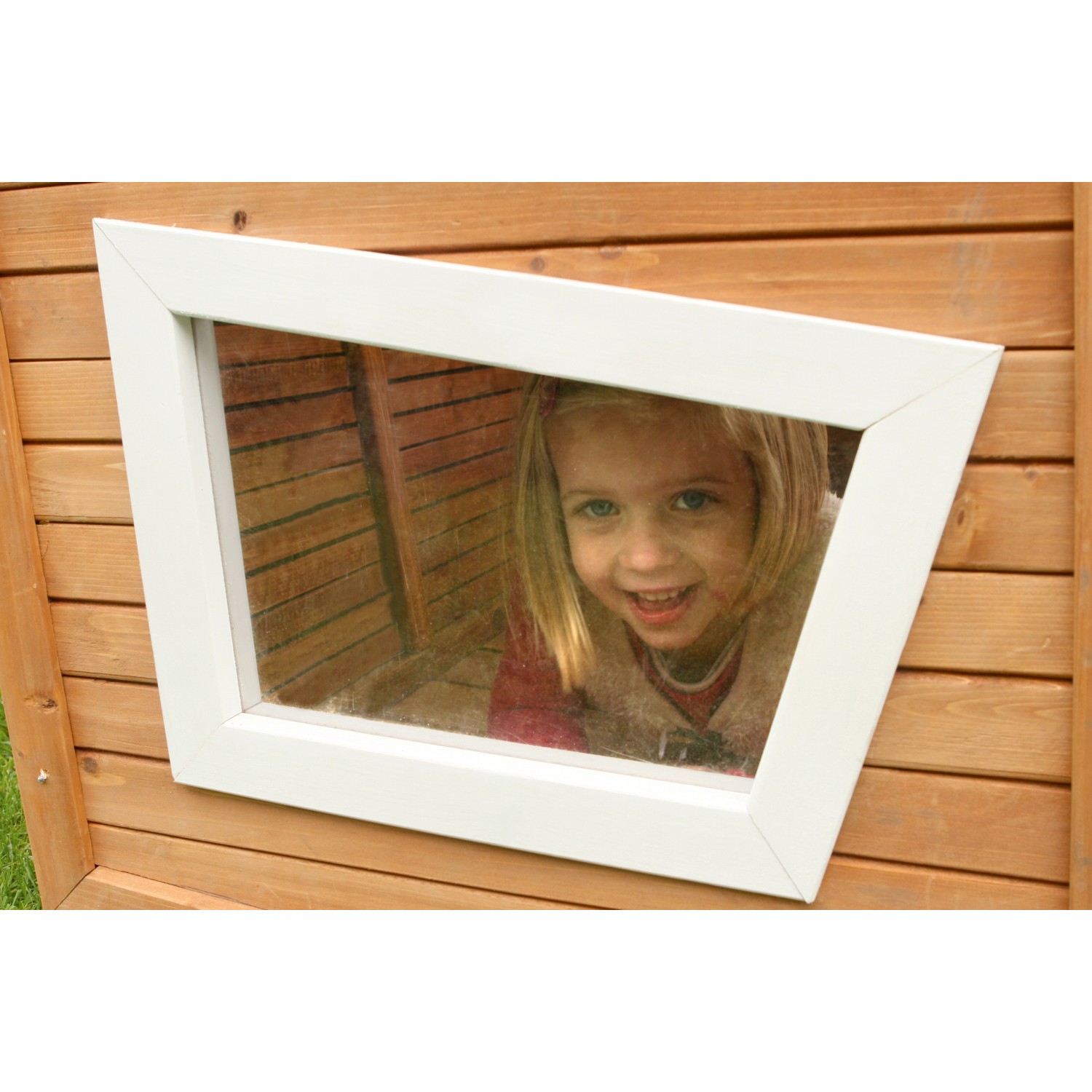 Detailansicht: Kind schaut aus dem Fenster des braun-grünen Axi Lisa Spielhauses.