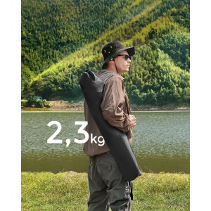 Mann trägt verpacktes Songmics Campingstuhl-Set (2 Stühle) schwarz, leicht transportierbar.