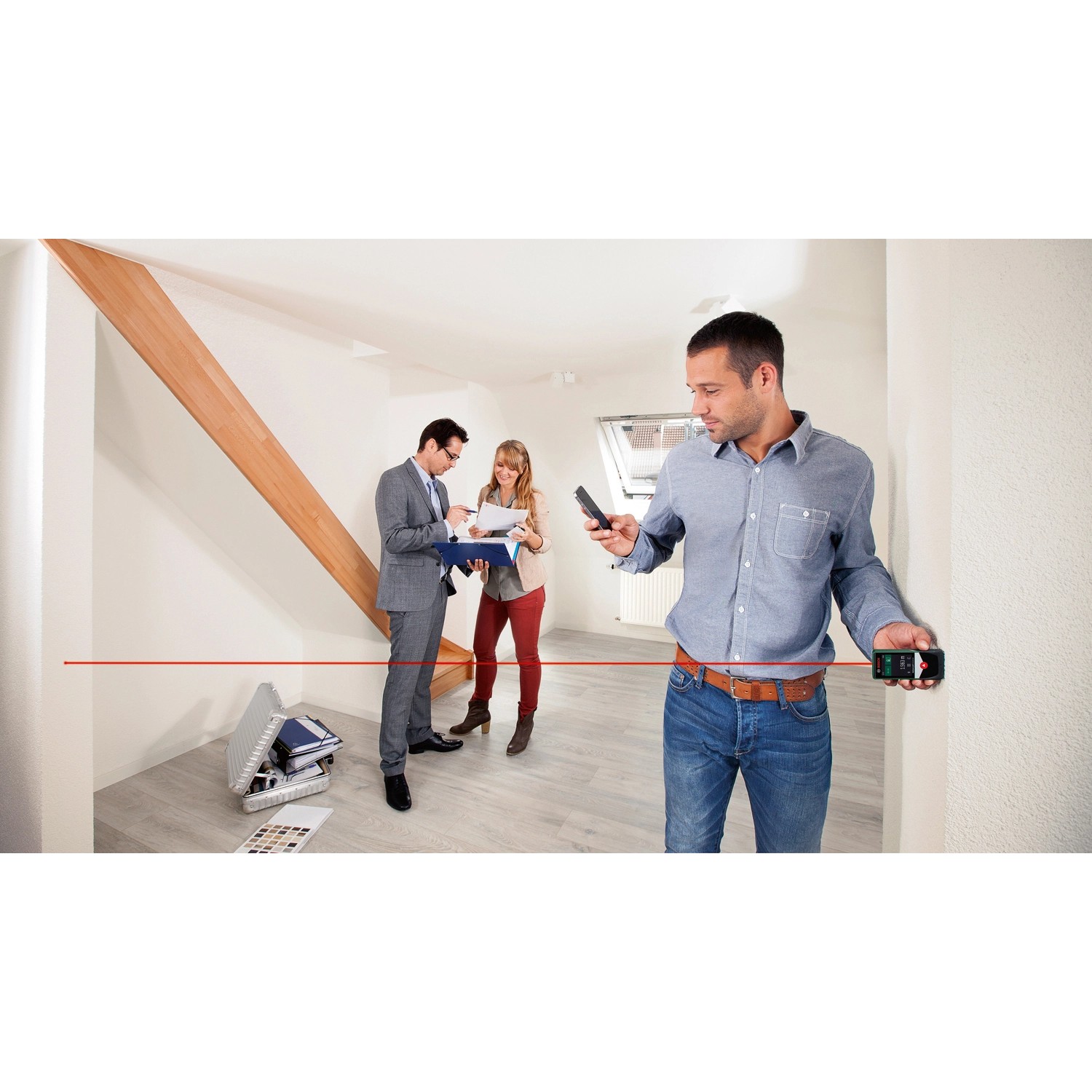 Bosch AdvancedDistance 50 C Laser-Entfernungsmesser in Nutzung mit rotem Laserstrahl.