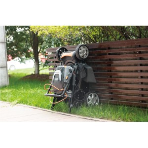 Zusammengeklappter Yard Force 60V Akku-Rasenmäher LM M46B Set mit Akku und Ladegerät, platzsparende Lagerung.