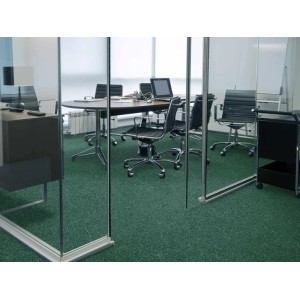 Büro mit grünem Primaflor Nadelfilz Merlin Teppichboden.