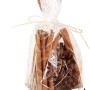 Deko-Beutel mit Zimtstangen, Sternanis und Orangenscheiben für weihnachtliche Dekoration.