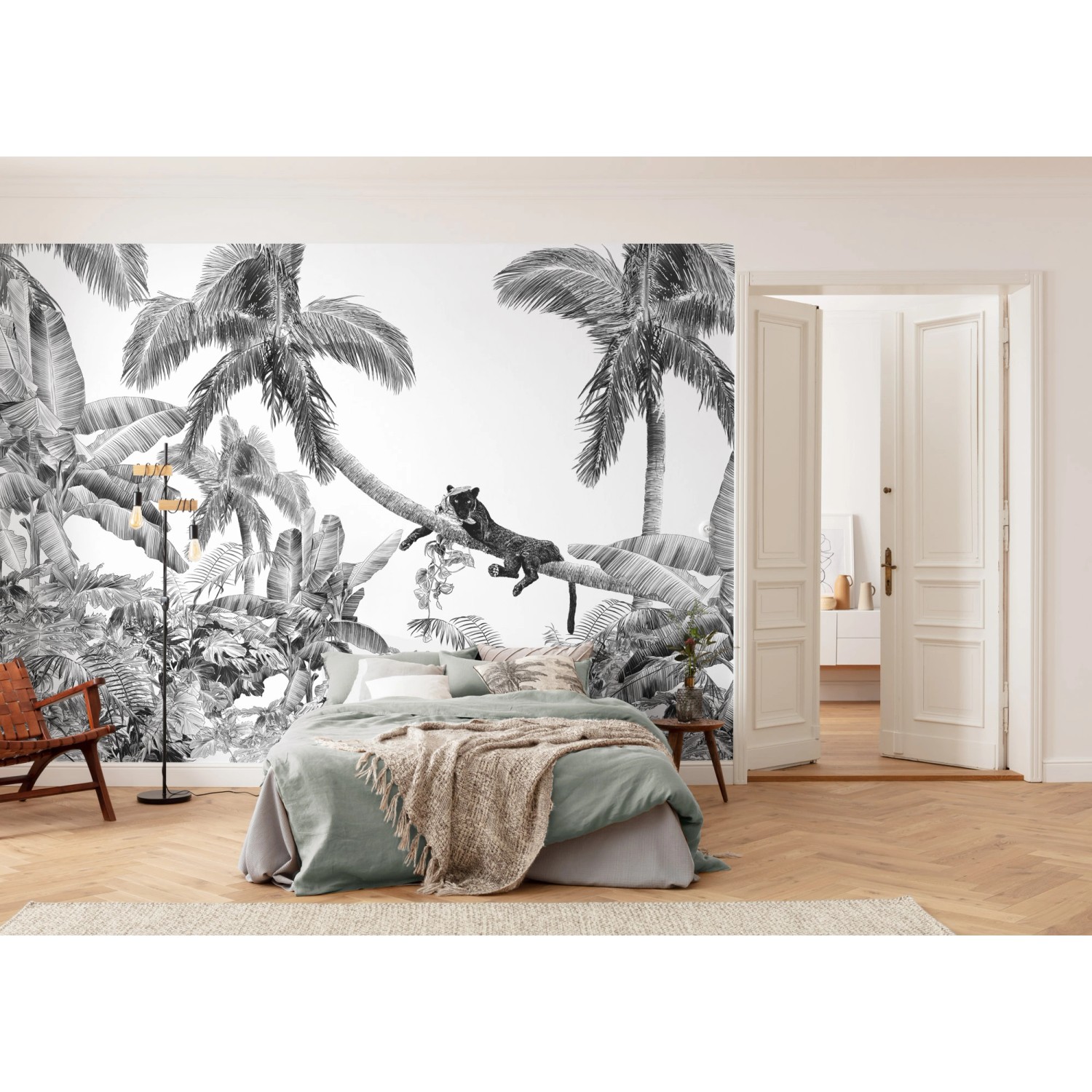 Komar Fototapete Vlies Black Panther: Schlafzimmer mit Dschungel-Motiv in Schwarz-Weiß.