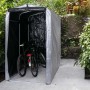 Anthrazitfarbene MCW Fahrradgarage N61 201x121x201cm mit zwei Fahrrädern im Inneren.