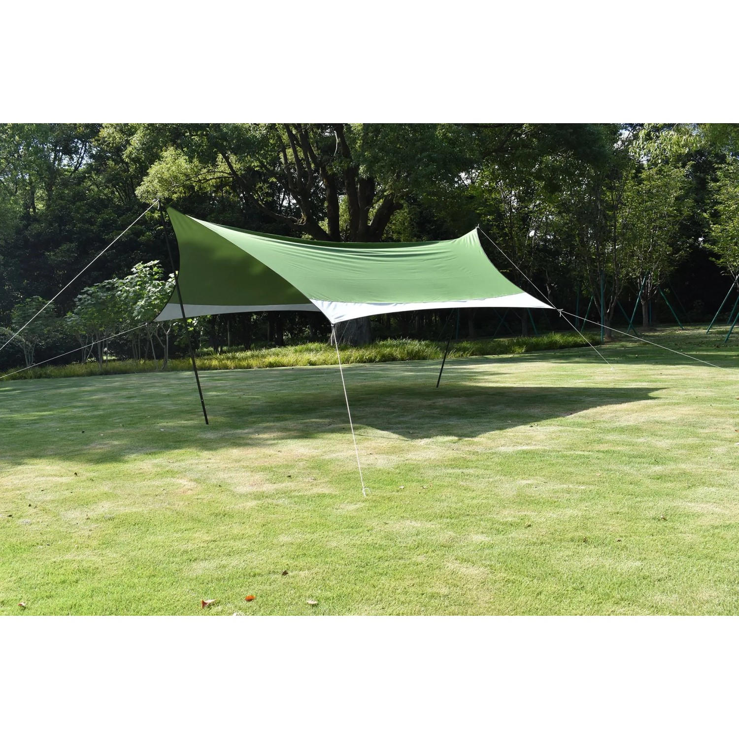 Leco Zeltplane 430x370 cm, grün-weiß, auf Rasen aufgebaut. Sonnensegel mit Tragetasche.