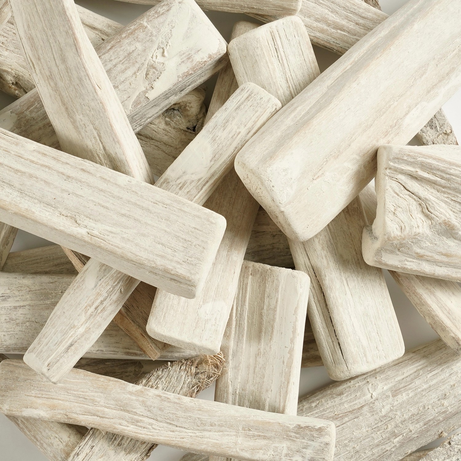 Weißes Holzgranulat von Mica Decorations, 80-120 mm groß, für Deko und Bastelarbeiten.