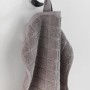 Wenko Wandhaken Duo Isera, silber matt, mit grauem Handtuch. Handtuchhalter für Bad.