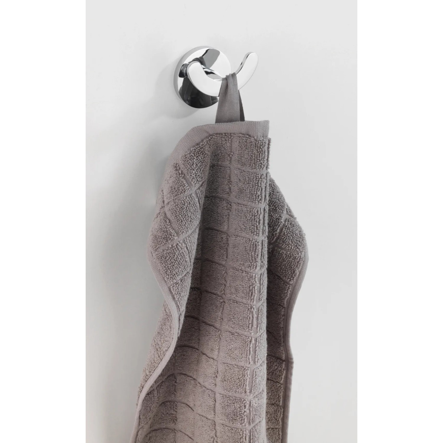 Wenko Wandhaken Duo Isera, silber matt, mit grauem Handtuch. Handtuchhalter für Bad.