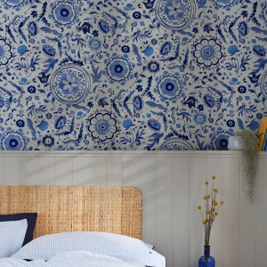 Joules Vliestapete Festival Flowers in Weiß-Blau mit floralem Muster im Schlafzimmer.