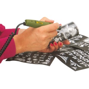 Frau graviert Glas mit Proxxon GG 12 Graviergerät. Miniaturwerkzeug für feine Gravuren.