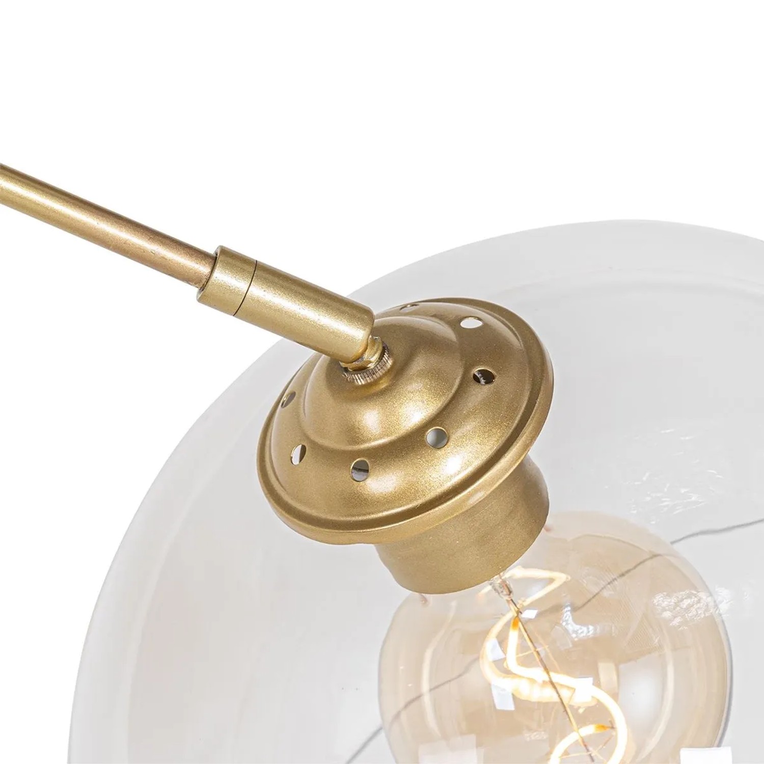 Detailaufnahme: Moderne Bogenlampe Arc aus Messing mit klarem Glas, Innenleuchte.